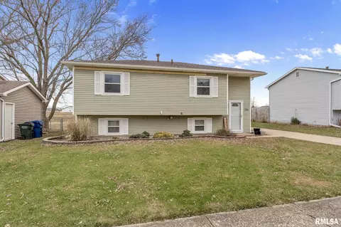 1216 Emerald Dr, Davenport, IA 52804