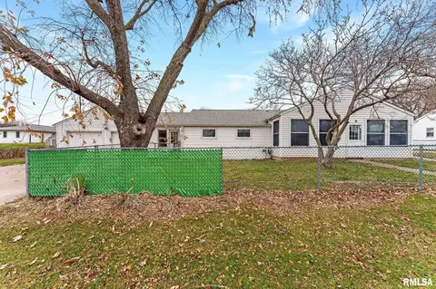 3 Marian Dr, Muscatine, IA 52761