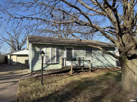 3022 Welshire Dr, Bettendorf, IA 52722