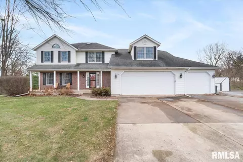 26 Birchwood Dr, Blue Grass, IA 52726