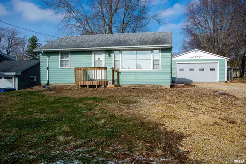 1423 Dodge St, Le Claire, IA 52753