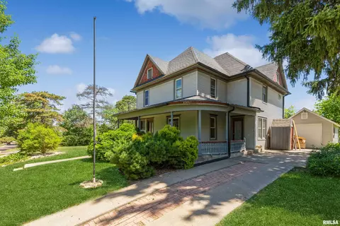 206 S Main St, Mount Carroll, IL 61053