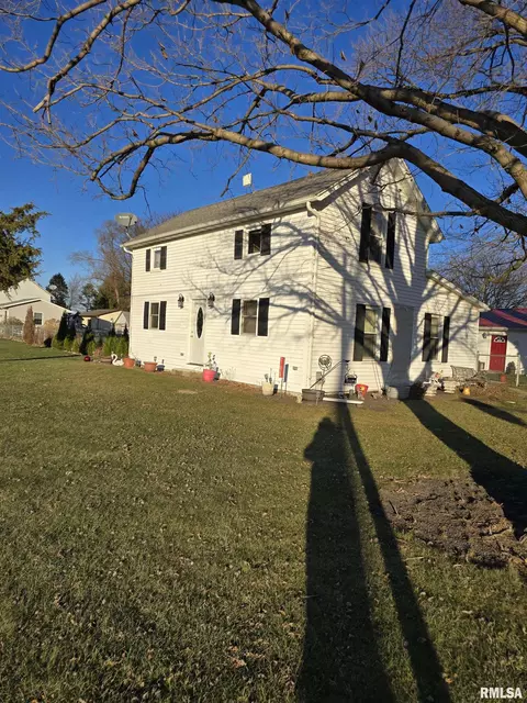 21025 Cedar St, Laura, IL 61451