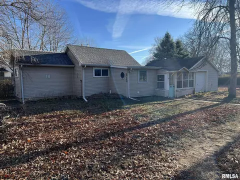 513 3rd St, Camanche, IA 52730