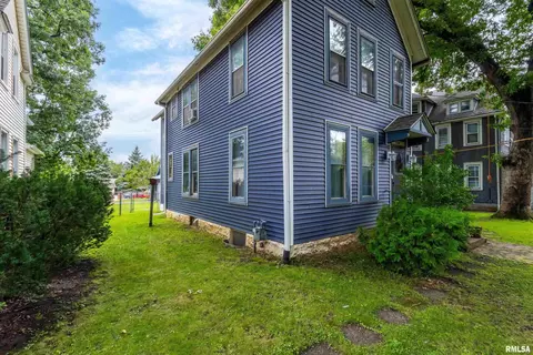 1109 3rd St, Moline, IL 61265 photo 2