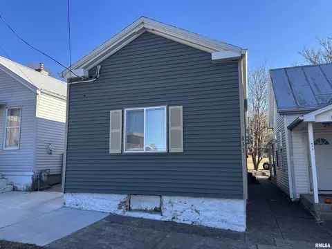 833 S 5th St, Quincy, IL 62301