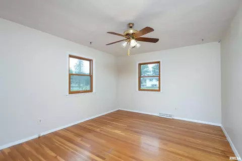 1208 12th St, Viola, IL 61486 photo 23