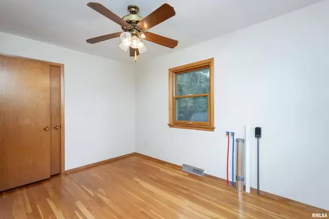 1208 12th St, Viola, IL 61486 photo 22