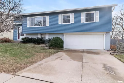 2923 Cambridge Dr, Bettendorf, IA 52722