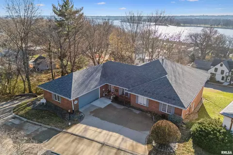2753 Nichols Ln, Davenport, IA 52803
