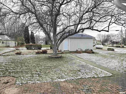 440 Maple St, Bennett, IA 52721 photo 2
