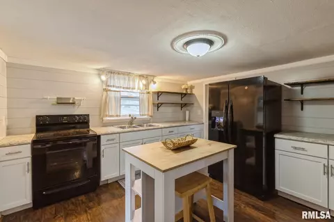 301 E Walnut St, Sheffield, IL 61361 photo 4