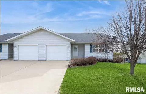709 W Farmland Dr, Maquoketa, IA 52060