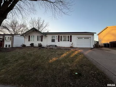 2908 Woodland Ln, Bettendorf, IA 52722