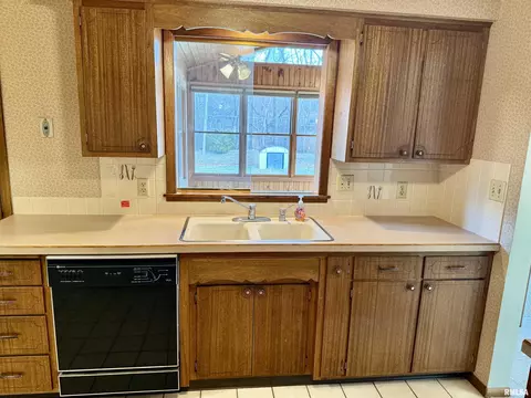 3008 36th St, Moline, IL 61265 photo 4