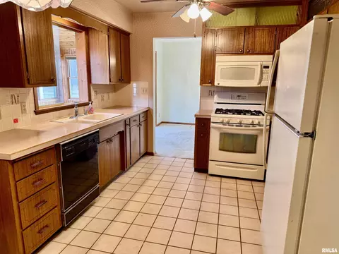3008 36th St, Moline, IL 61265 photo 2