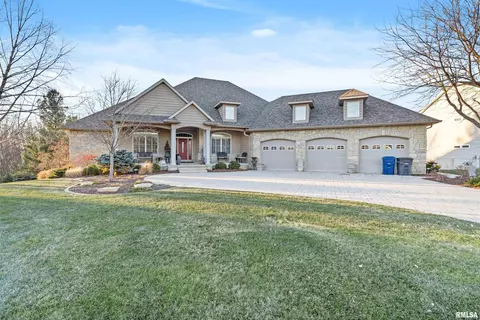 5422 Hugo Rd, Bettendorf, IA 52722