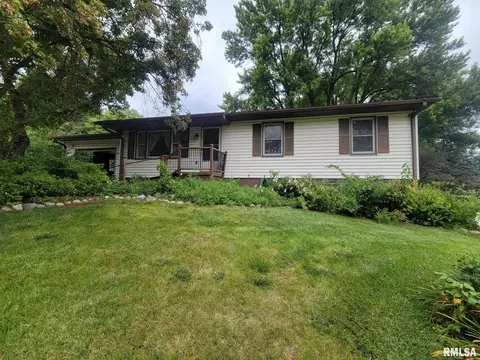 3983 Valley View Dr, Bettendorf, IA 52722