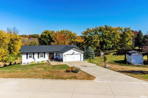656 Sycamore Dr, Le Claire, IA 52753