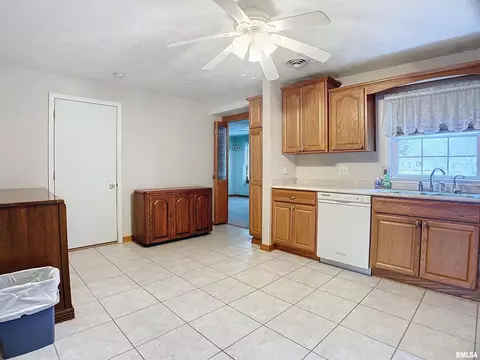 2401 48th St, Moline, IL 61265 photo 10