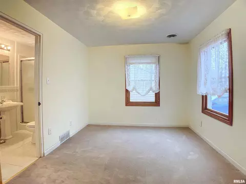 2401 48th St, Moline, IL 61265 photo 12