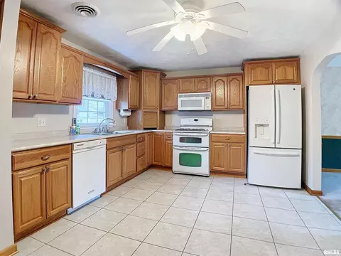 2401 48th St, Moline, IL 61265 photo 8