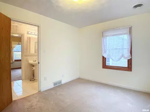 2401 48th St, Moline, IL 61265 photo 13