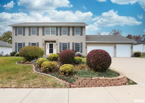 604 Stagecoach Trl, Le Claire, IA 52753
