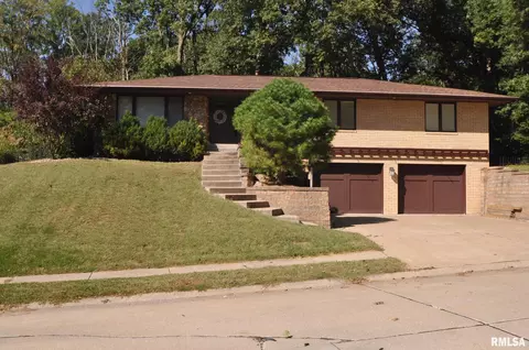 1 Timberwood Ct, Moline, IL 61265
