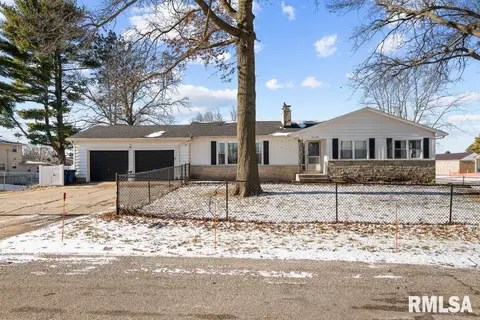 204 1st St, Donahue, IA 52746