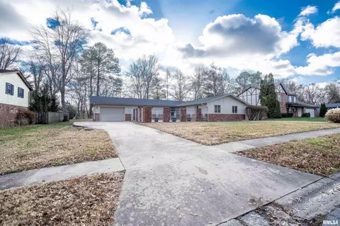 2909 W Kent Dr, Carbondale, IL 62901