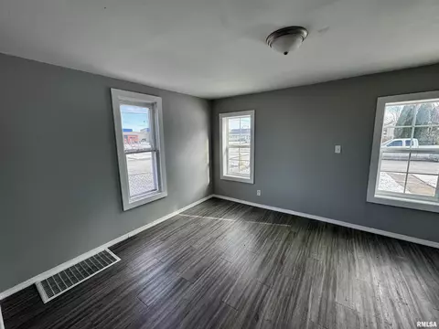 118 Hero St, Silvis, IL 61282 photo 6