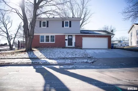 611 Scenic Dr, Clinton, IA 52732