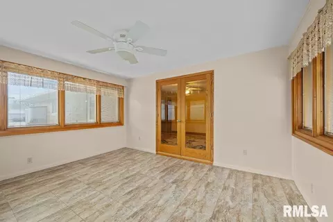 1810 37th St, Moline, IL 61265 photo 11