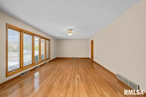 1810 37th St, Moline, IL 61265 photo 2