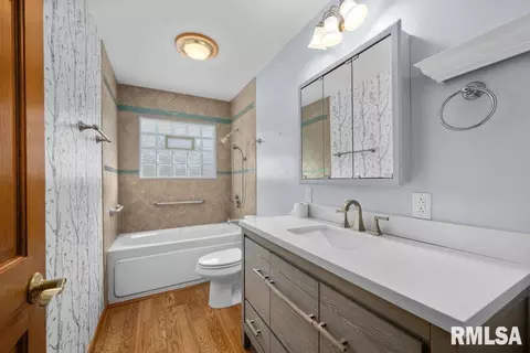 1810 37th St, Moline, IL 61265 photo 22