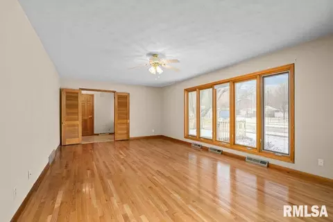 1810 37th St, Moline, IL 61265 photo 3