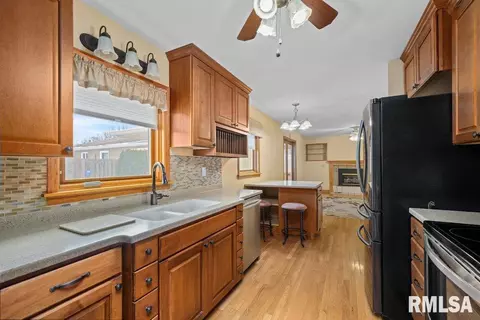 1810 37th St, Moline, IL 61265 photo 8