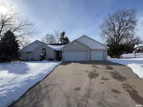 812 Woodbridge Dr, Quincy, IL 62301