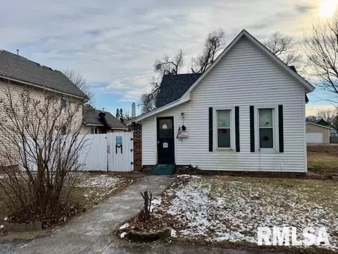 747 12th Ave S, Clinton, IA 52732