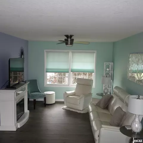 2014 12th St, Silvis, IL 61282 photo 5