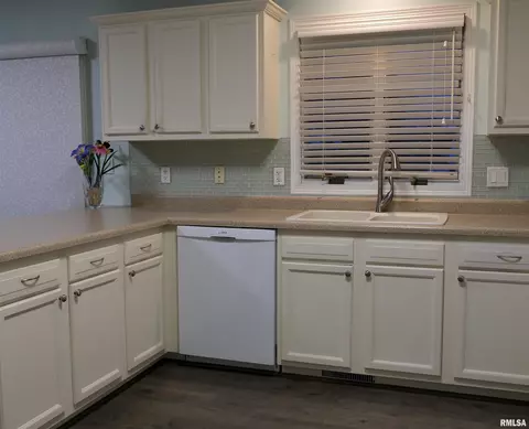 2014 12th St, Silvis, IL 61282 photo 8