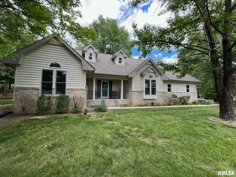 314 Lake Indian Hills Dr, Carbondale, IL 62901