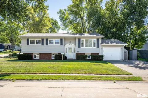 305 Colony Dr, Davenport, IA 52806