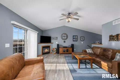 1635 E Lomar St, Eldridge, IA 52748 photo 5