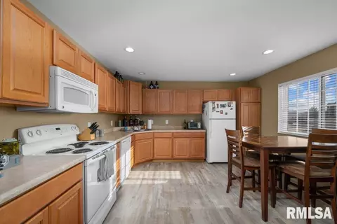 1635 E Lomar St, Eldridge, IA 52748 photo 8
