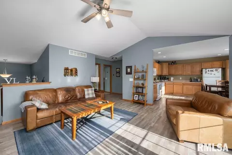 1635 E Lomar St, Eldridge, IA 52748 photo 6