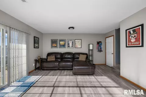 1635 E Lomar St, Eldridge, IA 52748 photo 4