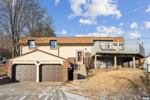513 Walnut Ct, Le Claire, IA 52753