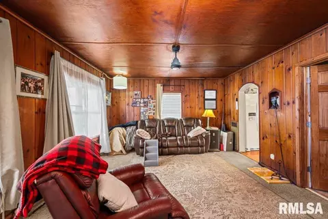 2013 S Shore Dr, Moline, IL 61265 photo 7